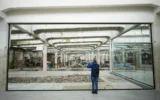 Un visiteur au Musée des Survivants, situé dans l'usine où Oskar Schindler a sauvé quelque 1 200 Juifs pendant la Seconde Guerre mondiale, à Brněnec, en République tchèque, le 10 mai 2025. (Crédit : AP Photo / Petr David Josek)