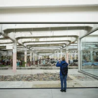 Un visiteur au Musée des Survivants, situé dans l'usine où Oskar Schindler a sauvé quelque 1 200 Juifs pendant la Seconde Guerre mondiale, à Brněnec, en République tchèque, le 10 mai 2025. (Crédit : AP Photo / Petr David Josek)