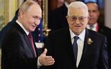 Le président russe Vladimir Poutine (à gauche) et le dirigeant de l'Autorité palestinienne Mahmoud Abbas entrant dans une salle avant leur réunion, au Grand Palais du Kremlin, à Moscou, en Russie, le 10 mai 2025. (Crédit : Yury Kochetkov/Pool Photo via AP)