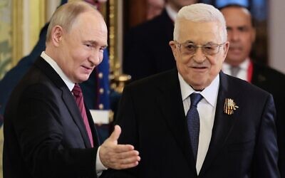 Le président russe Vladimir Poutine (à gauche) et le dirigeant de l'Autorité palestinienne Mahmoud Abbas entrant dans une salle avant leur réunion, au Grand Palais du Kremlin, à Moscou, en Russie, le 10 mai 2025. (Crédit : Yury Kochetkov/Pool Photo via AP)