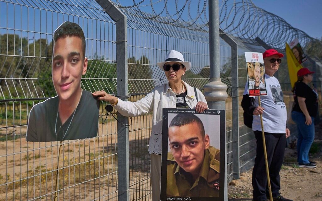 Varda Ben Baruch, grand-mère d'Edan Alexander, tenant une photo de son fils près de la frontière avec la bande de Gaza, le 20 avril 2025. (Crédit : Ohad Zwigenberg/AP)