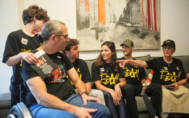 Varda Ben Baruch, à droite, ainsi que des parents et des amis du soldat israélo-américain Edan Alexander se rassemblent pour regarder la diffusion télévisée de sa libération de captivité, à Gaza, par le Hamas, à Tel Aviv, le 12 mai 2025. (Crédit :AP Photo/Ohad Zwigenberg)