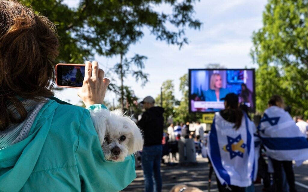 Des habitants et des amis réunis dans le parc Huyler avant la libération de l'otage américano-israélien Edan Alexander des geôles du Hamas, à Tenafly, dans le New Jersey, le 12 mai 2025. (Crédit : Stefan Jeremiah/AP)
