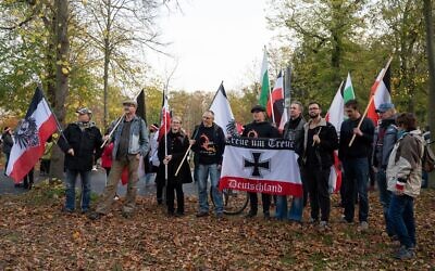 Des participants à une manifestation de citoyens du Reich portent des drapeaux noirs et blancs et autres à Potsdam, en Allemagne, le 14 novembre 2020. (Crédit : Christophe Gateau/dpa via AP, File)
