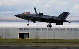 Un F-35 de la Royal Air Force atterrissant au salon aéronautique international de Farnborough, en Angleterre, le 22 juillet 2024. (Crédit : Alberto Pezzali/AP)