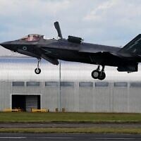 Un F-35 de la Royal Air Force atterrissant au salon aéronautique international de Farnborough, en Angleterre, le 22 juillet 2024. (Crédit : Alberto Pezzali/AP)