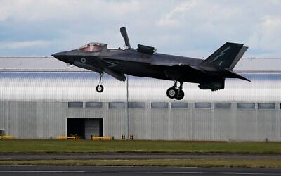Un F-35 de la Royal Air Force atterrissant au salon aéronautique international de Farnborough, en Angleterre, le 22 juillet 2024. (Crédit : Alberto Pezzali/AP)