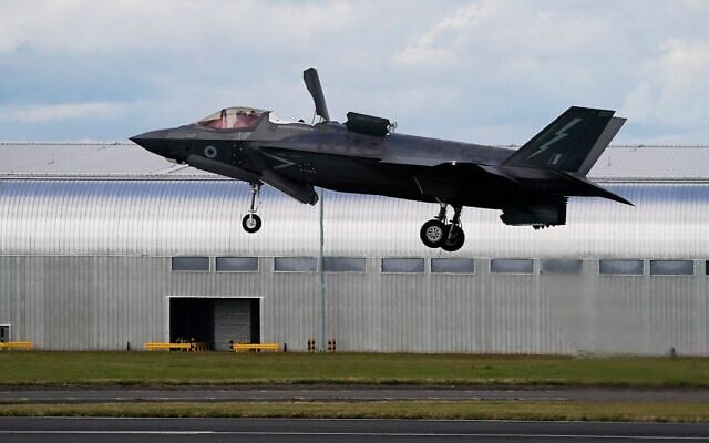 Un F-35 de la Royal Air Force atterrissant au salon aéronautique international de Farnborough, en Angleterre, le 22 juillet 2024. (Crédit : Alberto Pezzali/AP)