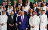 Le président Donald Trump et le prince héritier saoudien Mohammed bin Salman posent pour une photo lors du Forum d'investissement saoudo-américain au Centre de conférence international du roi Abdulaziz à Riyad, en Arabie saoudite, mardi 13 mai 2025. (Crédit : AP Photo/Alex Brandon)