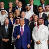 Le président Donald Trump et le prince héritier saoudien Mohammed bin Salman posent pour une photo lors du Forum d'investissement saoudo-américain au Centre de conférence international du roi Abdulaziz à Riyad, en Arabie saoudite, mardi 13 mai 2025. (Crédit : AP Photo/Alex Brandon)