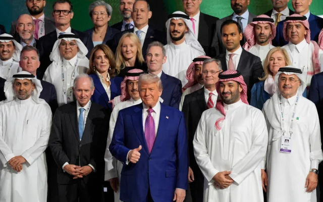 Le président Donald Trump et le prince héritier saoudien Mohammed bin Salman posent pour une photo lors du Forum d'investissement saoudo-américain au Centre de conférence international du roi Abdulaziz à Riyad, en Arabie saoudite, mardi 13 mai 2025. (Crédit : AP Photo/Alex Brandon) Le président Donald Trump et le prince héritier saoudien Mohammed bin Salman posent pour une photo lors du Forum d'investissement saoudo-américain au Centre de conférence international du roi Abdulaziz à Riyad, en Arabie saoudite, mardi 13 mai 2025. (Crédit : AP Photo/Alex Brandon)