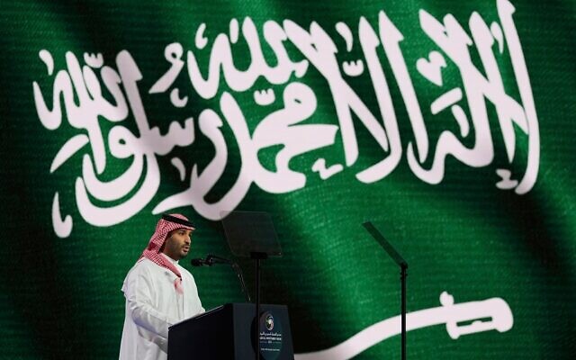 Le prince héritier saoudien Mohammed ben Salmane s'exprimant lors du Forum d'investissement américano-saoudien, à Ryad, en Arabie saoudite, le 13 mai 2025. (Crédit : Alex Brandon)