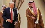 Le président américain Donald Trump arrivant avec le prince héritier saoudien Mohammed ben Salmane pour la photo de groupe avec les dirigeants du Conseil de coopération du Golfe lors du sommet du CCG, à Ryad, en Arabie saoudite, le 14 mai 2025. (Crédit : Alex Brandon/AP)