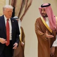 Le président américain Donald Trump arrivant avec le prince héritier saoudien Mohammed ben Salmane pour la photo de groupe avec les dirigeants du Conseil de coopération du Golfe lors du sommet du CCG, à Ryad, en Arabie saoudite, le 14 mai 2025. (Crédit : Alex Brandon/AP)