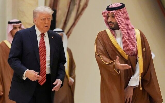 Le président américain Donald Trump arrivant avec le prince héritier saoudien Mohammed ben Salmane pour la photo de groupe avec les dirigeants du Conseil de coopération du Golfe lors du sommet du CCG, à Ryad, en Arabie saoudite, le 14 mai 2025. (Crédit : Alex Brandon/AP)