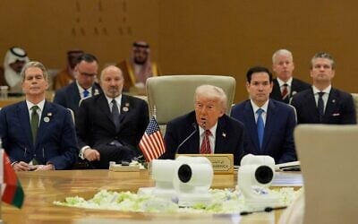 Le président américain Donald Trump s'exprimant lors du sommet du Conseil de coopération du Golfe (CCG), à Ryad, en Arabie saoudite, le 14 mai 2025. (Crédit : Alex Brandon/AP)