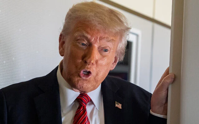 Le président américain Donald Trump s’adresse aux journalistes à bord de l’Air Force One entre Ryad, en Arabie saoudite, et Doha, au Qatar, le 14 mai 2025. (AP Photo/Alex Brandon)