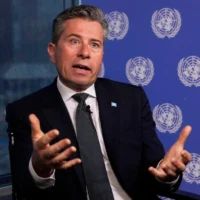 Tom Fletcher, chef des opérations humanitaires de l'ONU, répond aux questions d'un journaliste lors d'une interview avec l'Associated Press au siège de l'ONU, le 14 mai 2025. (Crédit : AP Photo/Richard Drew)