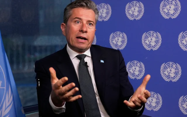 Tom Fletcher, chef des opérations humanitaires de l'ONU, répond aux questions d'un journaliste lors d'une interview avec l'Associated Press au siège de l'ONU, le 14 mai 2025. (Crédit : AP Photo/Richard Drew)