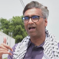 Badar Khan Suri, un étudiant indien de l'université de Georgetown, s'exprime après avoir été libéré d'un centre de détention pour immigrés, le 14 mai 2025, à Alvarado, au Texas. (Crédit : AP Photo/Kendria LaFleur)