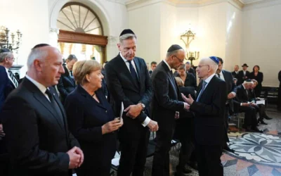 De gauche à droite : le maire de Berlin Kai Wegner, l'ex-chancelière allemande Angela Merkel, Mathias Döpfner, PDG d'Axel Springer SE, le chancelier Friedrich Merz et Josef Schuster, président du Conseil central des Juifs d'Allemagne, assistent aux funérailles de la rescapée de la Shoah, Margot Friedländer, décédée à l'âge de 103 ans, au cimetière Weissensee à Berlin, le 15 mai 2025. (Crédit : Kay Nietfeld/Pool Photo via AP)