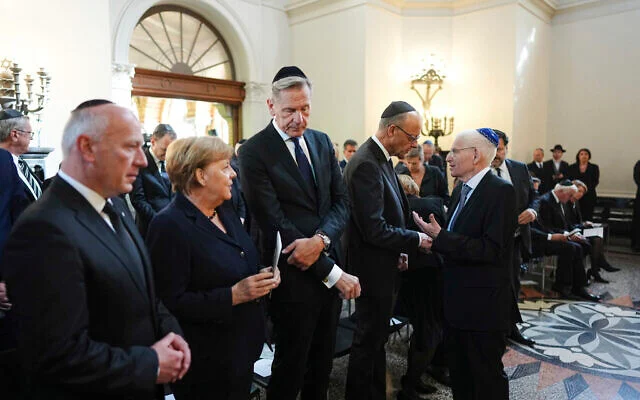 De gauche à droite : le maire de Berlin Kai Wegner, l'ex-chancelière allemande Angela Merkel, Mathias Döpfner, PDG d'Axel Springer SE, le chancelier Friedrich Merz et Josef Schuster, président du Conseil central des Juifs d'Allemagne, assistent aux funérailles de la rescapée de la Shoah, Margot Friedländer, décédée à l'âge de 103 ans, au cimetière Weissensee à Berlin, le 15 mai 2025. (Crédit : Kay Nietfeld/Pool Photo via AP)
