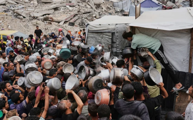 Des Palestiniens se pressent pour obtenir de la nourriture distribuée par une cuisine communautaire à Jabaliya, dans le nord de la bande de Gaza, le 15 mai 2025. (Crédit : Jehad Alshrafi/AP)