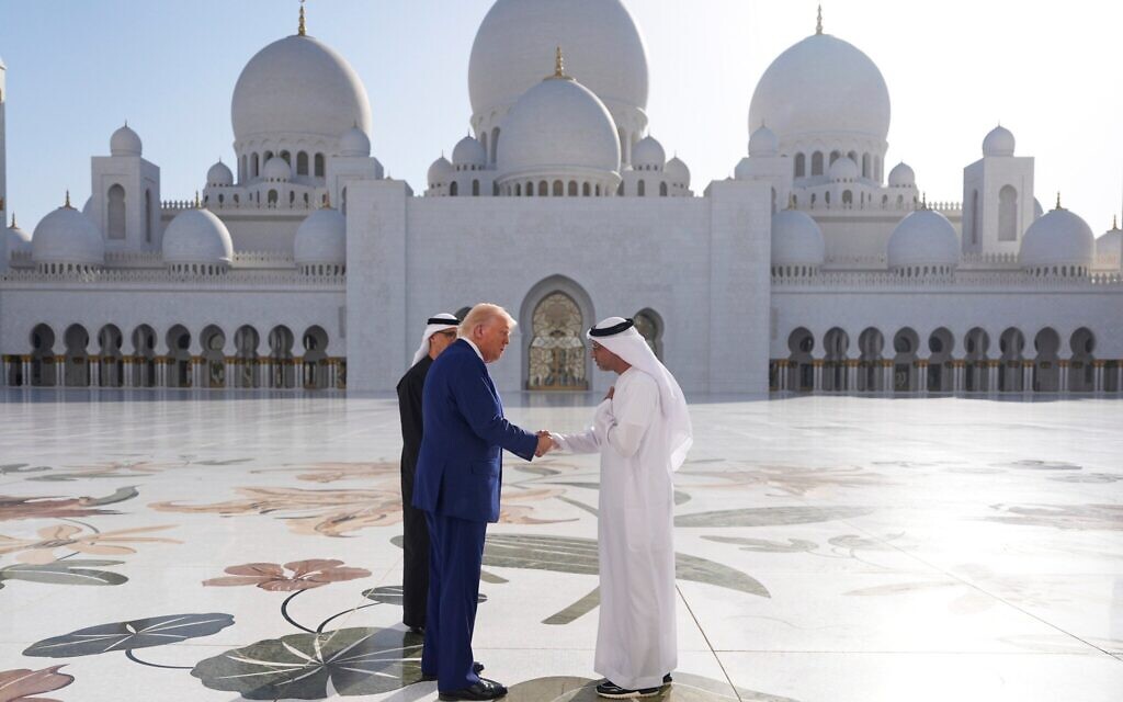 Le président américain Donald Trump (à gauche) serrant la main de Yousif al-Obaidli, directeur de la Grande Mosquée Sheikh Zayed, lors d'une visite de la Grande Mosquée Sheikh Zayed, à Abou Dhabi, aux Émirats arabes unis, le 15 mai 2025. (Crédit : Alex Brandon/AP)
