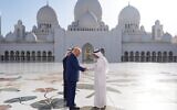Le président américain Donald Trump (à gauche) serrant la main de Yousif al-Obaidli, directeur de la Grande Mosquée Sheikh Zayed, lors d'une visite de la Grande Mosquée Sheikh Zayed, à Abou Dhabi, aux Émirats arabes unis, le 15 mai 2025. (Crédit : Alex Brandon/AP)
