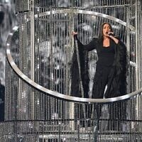 Yuval Raphael d'Israël interprète « New Day Will Rise » lors de la deuxième demi-finale du 69e concours de l'Eurovision de la chanson, à Bâle, en Suisse, le 15 mai 2025. (Crédit : Martin Meissner/AP)
