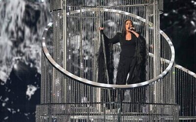 Yuval Raphael d'Israël interprète « New Day Will Rise » lors de la deuxième demi-finale du 69e concours de l'Eurovision de la chanson, à Bâle, en Suisse, le 15 mai 2025. (Crédit : Martin Meissner/AP)