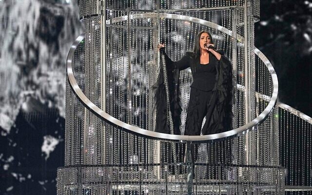 Yuval Raphael d'Israël interprète « New Day Will Rise » lors de la deuxième demi-finale du 69e concours de l'Eurovision de la chanson, à Bâle, en Suisse, le 15 mai 2025. (Crédit : Martin Meissner/AP)
