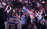 Des fans israéliens acclament Yuval Raphael alors qu'elle interprète « New Day Will Rise » lors de la deuxième demi-finale du 69e Concours Eurovision de la chanson, à Bâle, en Suisse, le 15 mai 2025. (Crédit : Martin Meissner/AP)