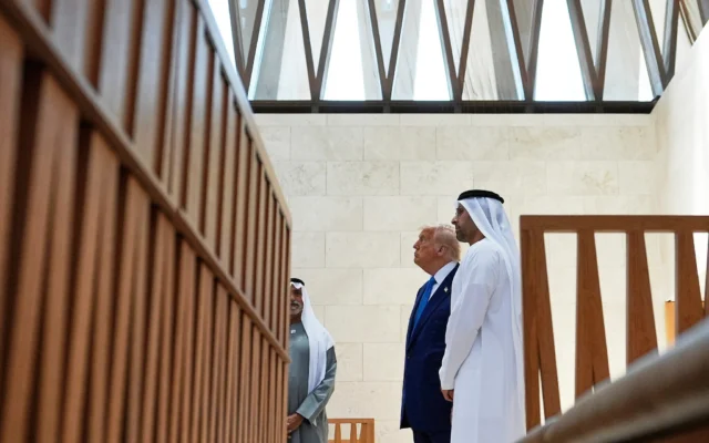 Le président américain Donald Trump visite la synagogue Moïse Ben Maïmon à la Maison de la famille abrahamique, le 16 mai 2025, à Abou Dhabi, aux Émirats arabes unis. (Crédit : Alex Brandon/AP) Le président américain Donald Trump visite la synagogue Moïse Ben Maïmon à la Maison de la famille abrahamique, le 16 mai 2025, à Abou Dhabi, aux Émirats arabes unis. (Crédit : Alex Brandon/AP)