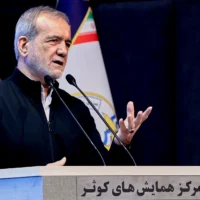 Le président Massoud Pezeshkian s'adressant à des responsables de la marine, à Téhéran, en Iran, le 17 mai 2025. (Crédit : Présidence iranienne via AP)