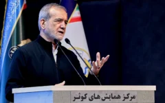 Le président Massoud Pezeshkian s'adressant à des responsables de la marine, à Téhéran, en Iran, le 17 mai 2025. (Crédit : Présidence iranienne via AP)