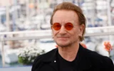 Bono pose pour les photographes pour le film "Bono : Stories of Surrender" au 78e festival international du film à Cannes, dans le sud de la France, le 17 mai 2025. (Crédit : Joel C Ryan/Invision/AP)