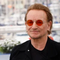Bono pose pour les photographes pour le film "Bono : Stories of Surrender" au 78e festival international du film à Cannes, dans le sud de la France, le 17 mai 2025. (Crédit : Joel C Ryan/Invision/AP)