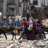 Des Palestiniens ayant fui Beit Lahiya en raison des opérations militaires israéliennes en cours dans la bande de Gaza arrivant à Jabaliya, dans le nord de la bande de Gaza, le 18 mai 2025. (Crédit : Jehad Alshrafi/AP)