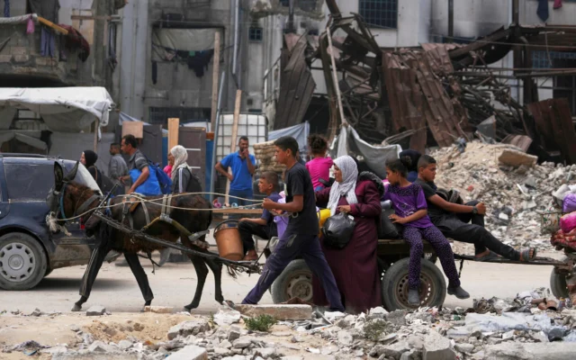 Des Palestiniens ayant fui Beit Lahiya en raison des opérations militaires israéliennes en cours dans la bande de Gaza arrivant à Jabaliya, dans le nord de la bande de Gaza, le 18 mai 2025. (Crédit : Jehad Alshrafi/AP)