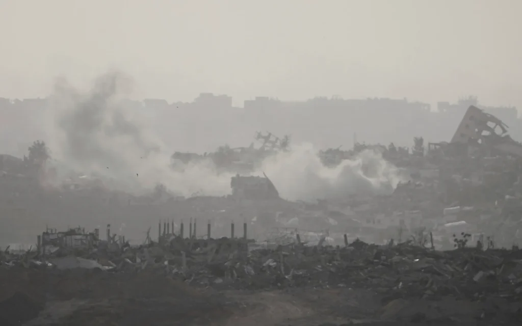 De la fumée s'élève après une frappe aérienne israélienne dans la bande de Gaza, vue depuis le sud d'Israël, le 18 mai 2025. (Crédit : AP Photo/Ariel Schalit)