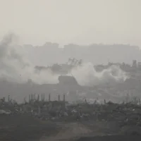 De la fumée s'élève après une frappe aérienne israélienne dans la bande de Gaza, vue depuis le sud d'Israël, le 18 mai 2025. (Crédit : AP Photo/Ariel Schalit)