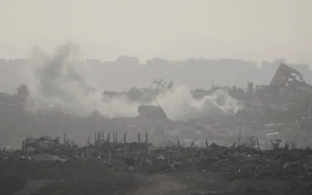 De la fumée s'élève après une frappe aérienne israélienne dans la bande de Gaza, vue depuis le sud d'Israël, le 18 mai 2025. (Crédit : AP Photo/Ariel Schalit)