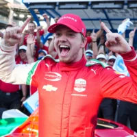 L'israélien Robert Shwartzman célèbre sa victoire en pole position lors des qualifications pour la course automobile Indianapolis 500 à Indianapolis Motor Speedway à Indianapolis, le 18 mai 2025. (Crédit : Michael Conroy/AP)