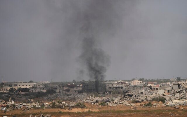 De la fumée s’élevant à la suite d'un bombardement de l'armée israélienne à Khan Younès, dans la bande de Gaza, vu depuis le sud d'Israël, le 19 mai 2025. (Crédit : Ohad Zwigenberg/AP) De la fumée s’élevant à la suite d'un bombardement de l'armée israélienne à Khan Younès, dans la bande de Gaza, vu depuis le sud d'Israël, le 19 mai 2025. (Crédit : Ohad Zwigenberg/AP)