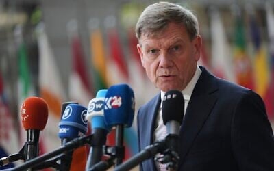 Le ministre allemand des Affaires étrangères, Johann Wadephul, s'adresse aux médias à son arrivée à la réunion des ministres des Affaires étrangères de l'UE au Conseil européen de Bruxelles, en Belgique, le 20 mai 2025. (Crédit : Virginia Mayo/AP)