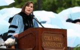 La présidente par intérim de l'Université Columbia, Claire Shipman, prend la parole lors de la remise des diplômes sur le campus principal de Columbia, à Manhattan, le 21 mai 2025 à New York. (Jeenah Moon/Pool Photo via AP)