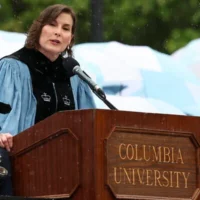 La présidente par intérim de l'Université Columbia, Claire Shipman, prend la parole lors de la remise des diplômes sur le campus principal de Columbia, à Manhattan, le 21 mai 2025 à New York. (Jeenah Moon/Pool Photo via AP)