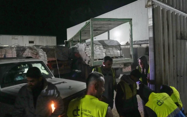 Des camions transportant des produits alimentaires arrivent à un entrepôt du Programme alimentaire mondial à Az-Zawayda, au centre de la bande de Gaza, le 21 mai 2025. (Crédit : AP Photo/Abdel Kareem Hana) Des camions transportant des produits alimentaires arrivent à un entrepôt du Programme alimentaire mondial à Az-Zawayda, au centre de la bande de Gaza, le 21 mai 2025. (Crédit : AP Photo/Abdel Kareem Hana)