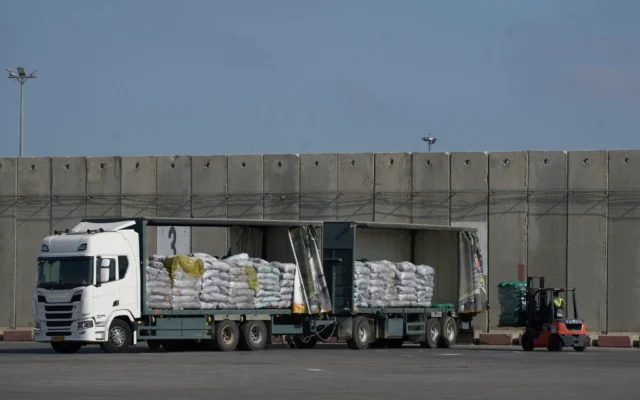 Un ouvrier déchargeant la cargaison d’un camion transportant de l’aide humanitaire pour la bande de Gaza dans la zone de déchargement du poste-frontière de Kerem Shalom entre Israël et Gaza, le 22 mai 2025. (Crédit : Leo Correa/AP) Un ouvrier déchargeant la cargaison d’un camion transportant de l’aide humanitaire pour la bande de Gaza dans la zone de déchargement du poste-frontière de Kerem Shalom entre Israël et Gaza, le 22 mai 2025. (Crédit : Leo Correa/AP)
